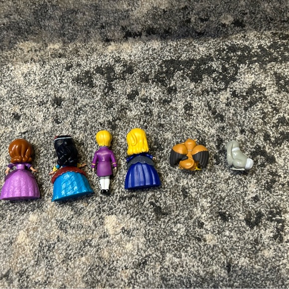 Disney Sofia the first castle carry case and 6 figurine set - Picture 5 of 5